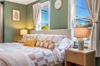 The Downtown Den - King Bed, Dog Friendly, Fire Pit, Parking, Family Friendly