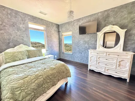 Charming 4-bedroom house with WiFi, AC in delightful Rifle Отели рядом с Rifle