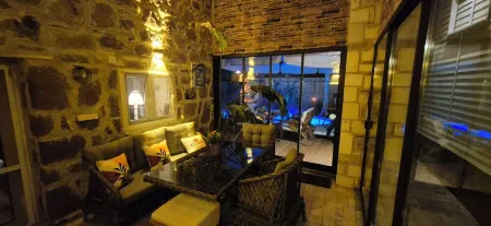 Charming 2-bedroom stone house with  heating svimming pool pleasant İzmir