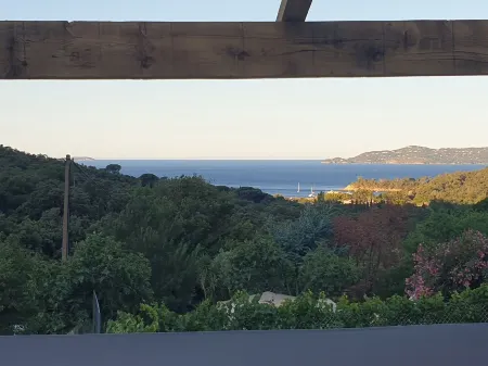 House with large south-facing private terrace facing the sea