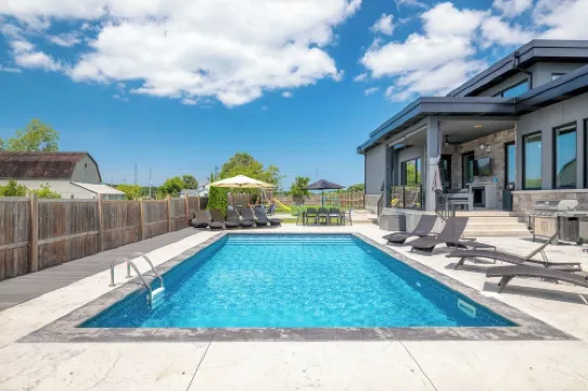 Modern Luxury Retreat | Heated Pool, Theatre & Putting Green