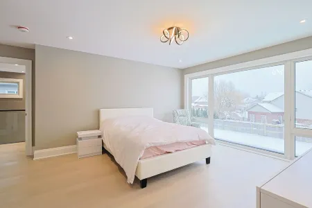 Spacious 6-bedroom villa in enchanting Niagara Falls with AC