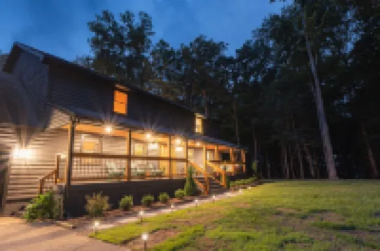 Twin Oaks Lodge: 4 Kings, Hot Tub, Sauna & EPIC Game Room