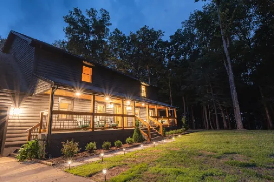 Twin Oaks Lodge: 4 Kings, Hot Tub, Sauna & EPIC Game Room