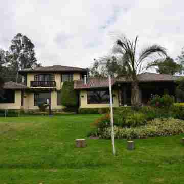 Charming 4-bedroom house with WiFi in Quito Hotel Exterior