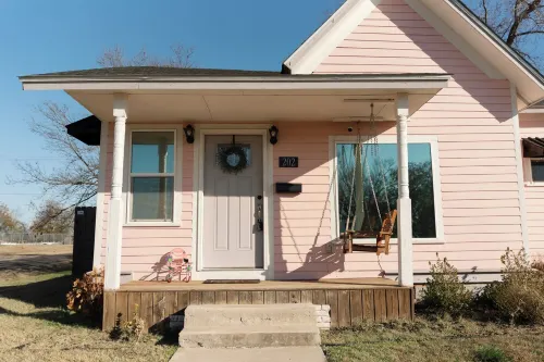 Charming 3-bedroom cottage with WiFi and AC in delightful downtown Guthrie Hotels in Guthrie