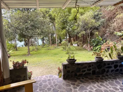 Lakefront  2-bedroom villa with stunning views of lake and mountains Hotels in 
