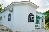 Neke's Place Apartment #2 at 44 Allen Crescent Hotel a 