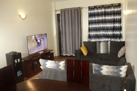 Modern Home w/ Elevator & Backup generator-DSTV+WIFI