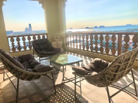 Sea view large 3 bedroom ''Escape Artist'' Apt. Hotels in 