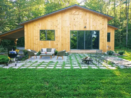 Little house in the woods of Jericho - AC, W/D, Wifi, Patio