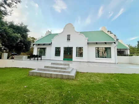 Entire Cape-Dutch house on boutique horse farm. Pet-friendly! Digital Nomads! Отели в г. Кунгвини