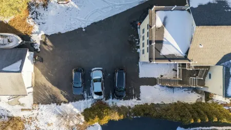 Spaciously Convenient Lake House 4 BR, 2 BA, 8 ppl