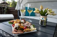 Beautiful 2B garden level w/ private outdoor deck