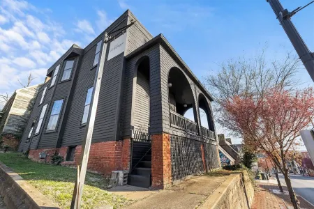 Grand and Unique Historic Downtown Lynchburg Home! Отели рядом с достопримечательностью «Академи Сентер оф Артс»