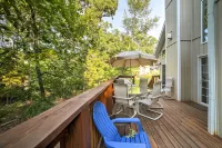 Hot Tub & Wooded Views: Lakefront Blue Eye Cottage - parking