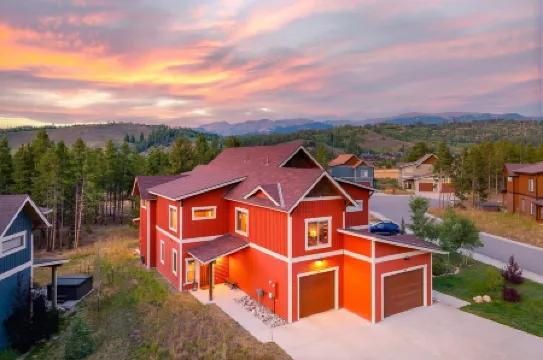 Mountain Haus 4 Bedroom Home by RedAwning