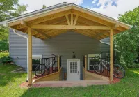 Park in the Woods Cozy and clean. Shared Hot Tub