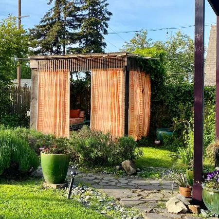 Victorian on Garden Best Location in Town