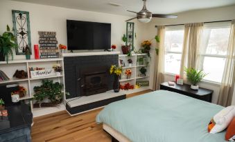 Lakehouse HOT TUB 8 Miles TO Downtown ON 60 Acres