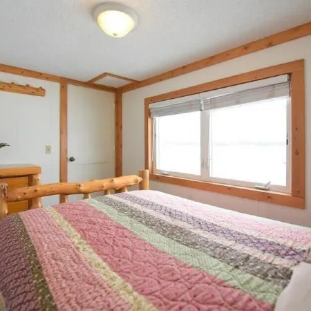 Beautiful lakeside 2 Bedroom cabin on private lake (Cabin#4)