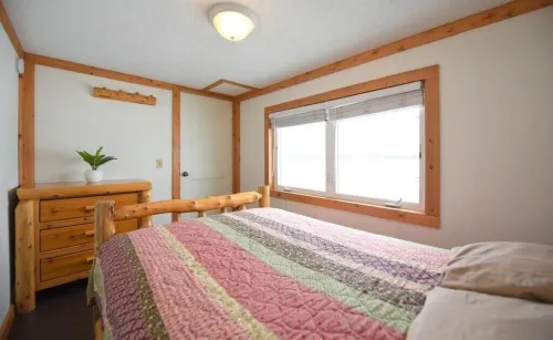 Beautiful lakeside 2 Bedroom cabin on private lake (Cabin#4)