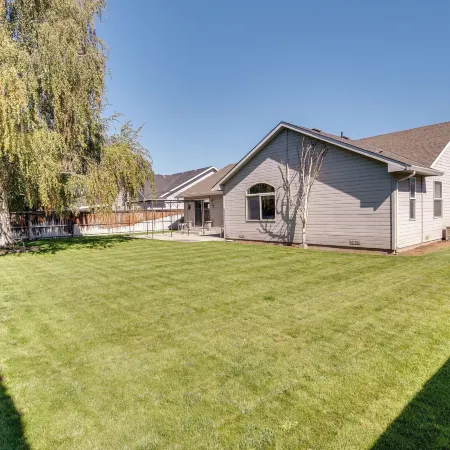 6 Mi to Dtwn Yakima: Central Washington Home