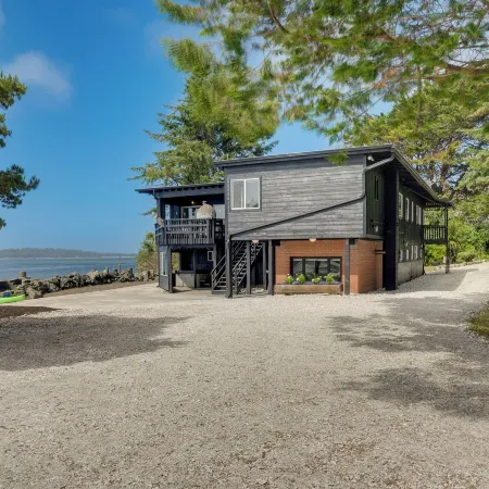 Waterfront Coos Bay Retreat w/ Kayaks!