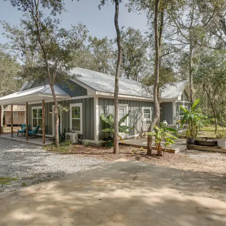 Charming Darien Hideaway w/ Porch, Near Downtown!