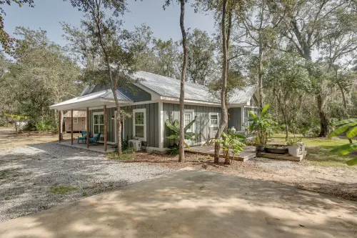 Charming Darien Hideaway w/ Porch, Near Downtown! - parking