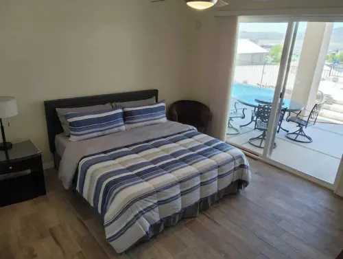 Custom 4 bdrm with Granny Suite and Infinity Pool