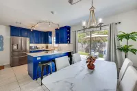 Blue Seahorse Beach cottage, Private backyard, free parking, steps from the sand