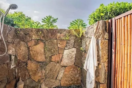 NEW! 3/BR Coffee Estate with Hot Tub and Ocean View in Kona town