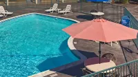 Quality Inn & Suites Near Downtown Bakersfield - Rooftop Pools