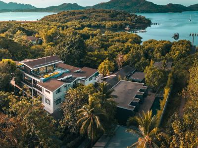 The Funny Lion - Coron