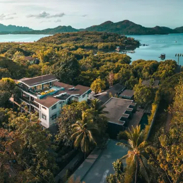 The Funny Lion - Coron