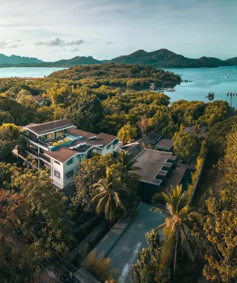 The Funny Lion - Coron