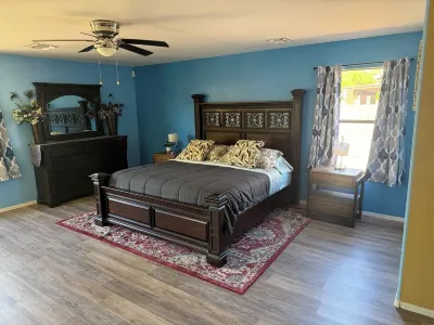 Spacious Beautiful Garden Hideaway w/Patio & Grill Các khách sạn gần Challenger Space Center