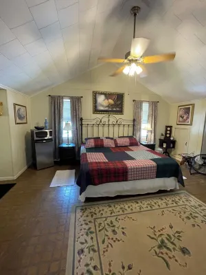 Vintage Home and Spacious Grounds - "mini-fest" Area - 3 Night Min. -