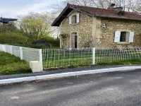 Cottage in France with Garden near Lake Hôtels à : Montaron