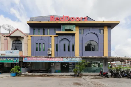 RedDoorz Near Rsud Embung Fatimah Batam Отели рядом с достопримечательностью «Kumala Shipyard»