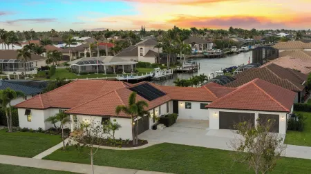 Waterview 3 Ensuite Home with Pool Hgtv Chose As Ideal Vacation Home! Отели рядом с достопримечательностью «Марко Айленд Бич»