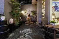 Dragonfly Hotel- the Art Hotel Các khách sạn gần Vile Parle (West)