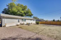 Quiet Pueblo Home w/ Pool Table, 5 Mi to Downtown! - 3-نجوم