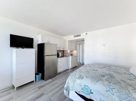 Insta-Worthy-Prestigious ocean view studio,on the beach. Sought after balcony.
