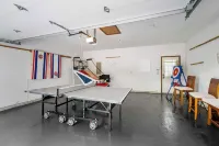 The Family Nook Home for 8 Hotels in Hamilton