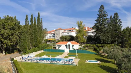 Hotel Urgeirica Отели в г. Santar