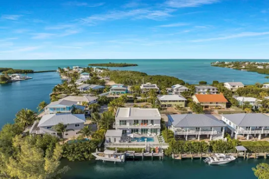 Perla Blanca 4 Bed 5 Bath kayaks pool boat dock