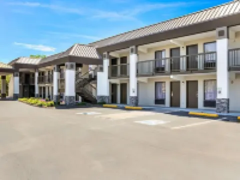 Farragut Inn & Suites