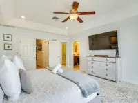 Canal Access & Pool: Lighthouse Point Getaway! Hotels in Lighthouse Point